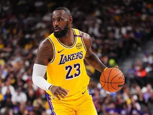 詹姆斯出战17分钟，投篮15中6得到18分4篮板6助攻3抢断